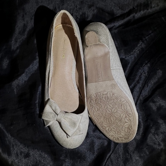 American Eagle Light Gold Glitter Bow Heels Size 6 - Picture 6 of 6